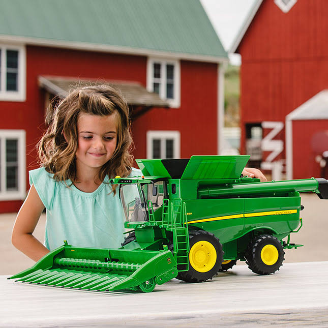 John Deere S690 Combine with Corn and Draper Head A42867